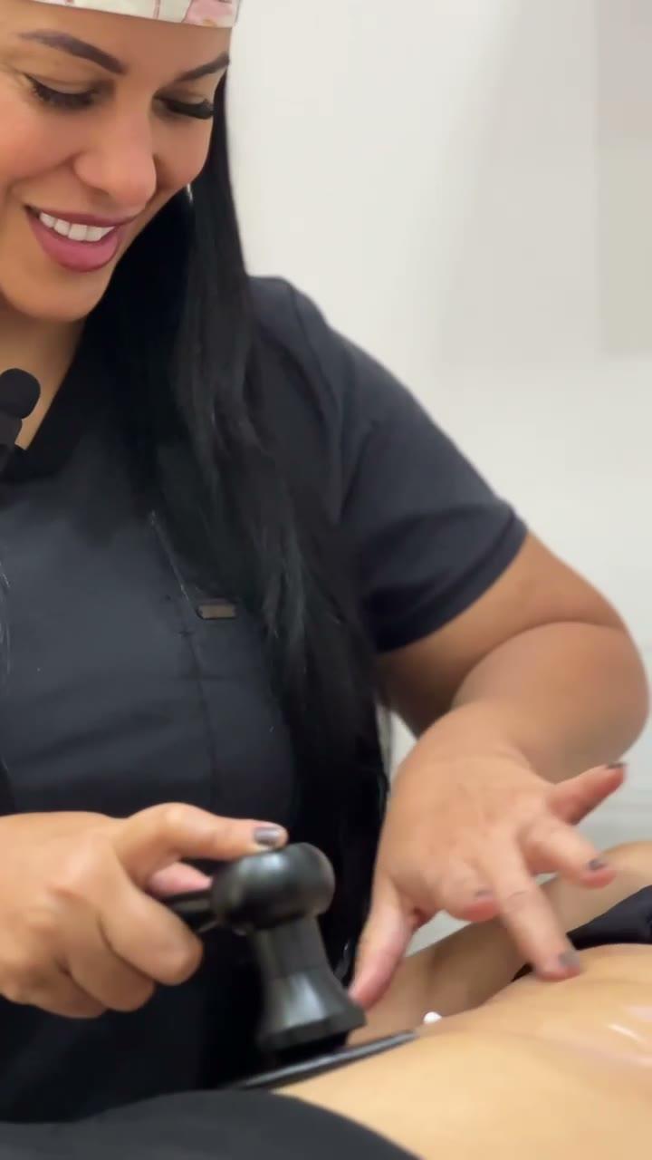 Vanessa López durante una sesión de aparatología corporal