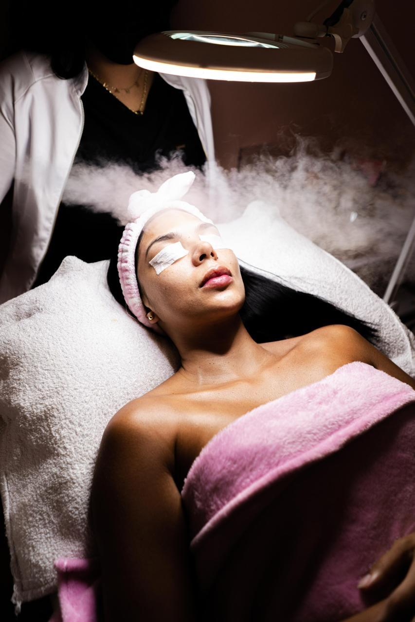 Paciente recibiendo un facial con vapor