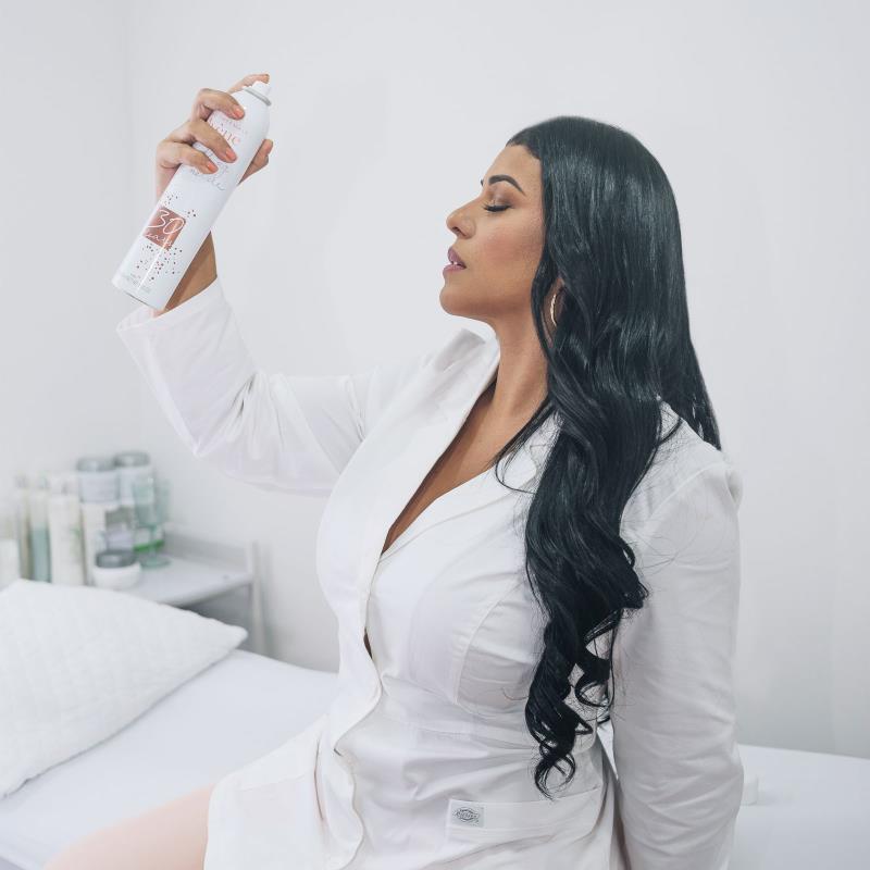 Vanessa López aplicando un producto facial